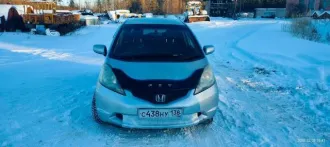 Honda Fit, 2008 года, 100 лс, 241000 км, АКПП. Автомобиль Honda Fit, 2008 г.в., гос.рег.знак С438НУ138, модель, номер двигателя: L13А, 4112636, мощность (кВт/л.с.): 74.0/100.0, рабочий объём двигателя (см3): 1339, номер кузова: GE61101583, цвет кузова: серый.