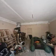 Гараж 18 м2 в Москве. Состояние удовлетворительное, находится в гаражном кооперативе. Требуется незначительный косметический ремонт. Обременения отсутствуют.