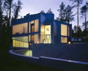 Дом 953,5 кв.м и земельный участок 3357 кв.м в Московской области, Одинцовский район, сельское поселение Горское, поселок Горки-2, ПДСК «Беркут-5». Кадастровый номер участка: 50:20:0040651:120. Кадастровый номер дома: 50:20:0040651:180. Встроенные стеллажи (5 шт), диваны желтого цвета (2 шт)…