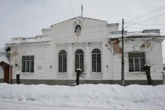 Нежилое здание 626,1 кв. м и теплосеть, Ивановская область. Адрес: Ивановская область, Юрьевецкий район, г. Юрьевец, ул. Советская, д. 42. Здание: назначение нежилое, кадастровый номер 37:22:010203:111, площадь 626,1 кв. м, 1 этаж. Сооружение: наружная тепловая сеть, кадастровый номер…