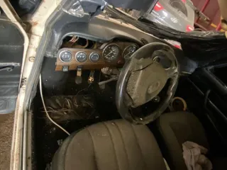 ВАЗ-21063 1990, ИЖ 2126-030 2003. ВАЗ-21063 1990 года, госномер отсутствует, цвет бежевый, VIN XTA210630L2419060 повреждён. Состояние: б/у, кузов мятый, верх покрыт черной пленкой, ржавчина по кузову, салон разукомплектован, без аккумулятора, документы и ключи отсутствуют. ИЖ 2126-030 2003 года…