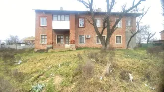 Квартира 48,4 м², Республика Калмыкия, Черноземельский район, п. Артезиан, ул. Железнодорожная, д. 11, кв. 3, кадастровый номер 08:10:020102:291, вид права - собственность, обременение – арест, запрет на регистрационные действия. Организатор торгов сведениями о зарегистрированных в жилом помещении…