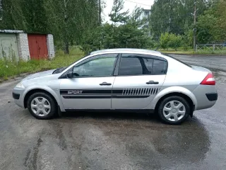 Renault Megan, 2005 - автотранспортное средство Рено Меган, 2005 г.в., VIN VF1LM1B0H33612300, номер кузова VF1LM1B0H33612300. Требуется замена тормозных дисков и колодок по кругу, имеется трещина на лобовом стекле, ремонт или замена капота, имеются сколы и царапины по всему кузову, пороги под…