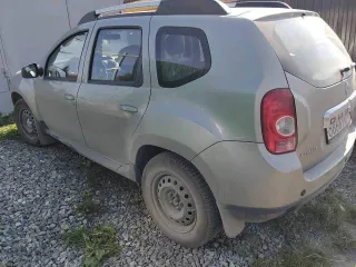 Renault Duster, 2013 года, 90 лс, 259000 км, полный привод, VIN X7LHSRDVN48895076. Автомобиль на ходу, коробка механика. Расход масла и соляры большой. Необходимо выполнить ремонтные работы ходовой передней части. Салон грязный, под накидками все в пятнах. Горит лампочка свечей накаливания. Бампер…