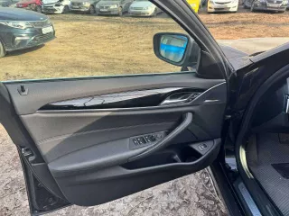 Легковой автомобиль BMW 520i VIN X4XJA19480WC06408 2018 года выпуска, черный. На ходу, документы и ключи в наличии.
