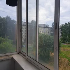 Квартира 28,5 кв.м, Новосибирская обл., 1 комн. по адресу: Новосибирская область, р-н Искитимский, р.п. Линево, пр-кт Мира, д.30, кв.53 (54:07:020102:1178). Вид права: общая совместная собственность. Находится в залоге у ПАО «Сбербанк». Цена: 1 778 400 руб.