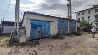 Комплекс недвижимости 949.9 кв.м, Белгородская область, Чернянский р-н, п. Чернянка, ул. 20 Годовщина Октября, 26 (д. 26): 1. Зем. уч. пл. 753 +/- 10 кв. м, КН 31:08:1703010:323; 2. Гараж пл. 64.8 кв.м, КН 31:08:1701001:1944; 3. Зд. гаража пл. 20.4 кв.м, КН 31:08:1701001:1893; 4. Зд. мастерской пл…