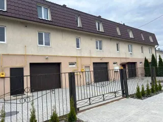 Эллинг 180 кв.м в Калининградской области на территории ВМК "Сокол", номер 288. Кадастровый номер: 39:18:010029:260. Здание нежилое, состоит из двух равных долей по 1/2.