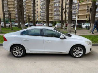 Volvo S60, 2012 года, 249 лс, 223801 км, АКПП. Автомобиль легковой, VIN: YV1FS61H0D2180414, цвет белый. Транспортное средство находится по адресу: г. Краснодар, ул. Кореновская, д.3. Автомобиль на ходу, оригиналы 2 комплекта ключей.