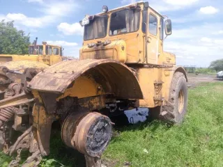 Трактор К-701 1987 года, заводской номер 8716961, госномер 4593СУ26, коробка передач 6631, номер двигателя 06821, основной ведущий мост 8794337/871070, цвет желтый, мощность двигателя 220,00(300,00). Ключи и документы отсутствуют. 2 кабина с многочисленными вмятинами и глубокой коррозией металла…