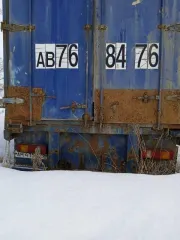 Прицеп Montracon 1996 года, идентификационный номер SMRC3A04496D54440. Техническое описание: Гнилой. Тент рваный, стойки сгнили и отвалились. Ворота плохие, резина под замену. Одно колесо отсутствует. Лопнули две пневмоподушки. Тент бока и крыша не работают.