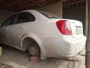 Chevrolet Lacetti, 2009 года, 95 лс, 126000 км Легковой автомобиль, марка: Chevrolet Lacetti (J200), год выпуска: 2009, цвет: белый, VIN: XUUNF197J9C001193, вид права: индивидуальная. У автомобиля не исправны: сцепление, кондиционер, подушки безопасности, АБС. На лобовом стекле трещина около 15 см…