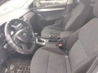 Skoda Octavia 2013 года выпуска, VIN XW8AC4NE8EH016970. Цвет белый, госномер О785НР32. Автомобиль в залоге. Не на ходу: не работает коробка передач, двигатель заводится. Состояние кузова требует покраски, имеются повреждения стоп-сигналов, множество сколов и царапин.