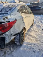 Hyundai Solaris 2011 года, седан. Госномер С349СК124, VIN Z94CU41CABR041808, номер кузова Z94CU41CABR041808, номер двигателя BW266971, цвет серебристый. Объем двигателя 1396 см³, мощность 107 л.с. Рабочее состояние не проверялось, имеет повреждения переднего бампера, задний бампер отсутствует…