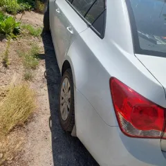 Легковой автомобиль (седан) Chevrolet Cruze, 2011 г.в., г/н В774НХ161, VIN XUFJA696JB3040020, белого цвета, имеются потертости на переднем бампере, вмятина на переднем правом крыле, вмятина в нижней части задней левой двери, пробег 127 766 км. Адрес: Ростовская область, г. Таганрог, пер. 21-й, д…