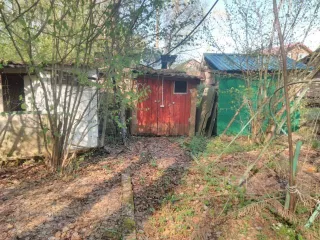 Земельный участок, площадь 400 +/- 7 кв.м., адрес: Калужская обл., г. Калуга, ул. Лесная, СНТ "Березка", уч. 519, кадастровый номер: 40:22:151801:450. Категория земель: земли населенных пунктов. Виды разрешенного использования: для садоводства. Здание, площадь 35 кв.м., назначение: нежилое, адрес…
