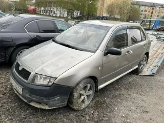 Автомобиль Шкода Фабиа серого цвета 2006 года выпуска, госномер А225УК51. VIN: TMBPY16Y274124123. Ключ зажигания в наличии. ПТС и СТС отсутствуют. Вмятины в нескольких местах по кузову. Сломано крепление переднего бампера с правой стороны. Трещины на лобовом стекле. Многочисленные сколы, царапины и…