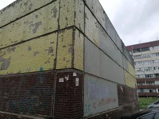 Здание теплоузла 302 кв.м, Псков (г. Псков, Рижский пр., д.83-б), в том числе: одноэтажное здание (наименование: "Здание теплоузла") с КН 60:27:0080206:3898, общей площадью 302 кв. м и земельный участок с КН 60:27:0080206:3916, площадью 644 кв. м. Конструктивные характеристики здания: подземная…