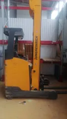 Электроштабелер Jungheinrich EVT 214, 2012 года выпуска, желтого цвета, заводской номер 91079083.