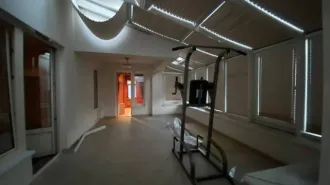 Квартира 195,6 кв.м. и мебель с техникой, Москва, улица Большая Якиманка, дом 17/2, строение 2, квартира 10, кадастровый номер 77:01:0002008:2246. Постер 55x45 (1 шт.); зеркало с 3-мя светильниками (1 шт.); раковина (1 шт.); унитаз (1 шт.); платяной шкаф без дверей 240x90x70 (2 шт.)…