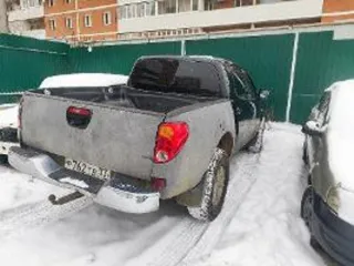 Mitsubishi L200 2010 года, черный цвет. Грузовой бортовой автомобиль, категория B/N1G. VIN: MMCJNKB40ADZ14666, госномер Р762ТВ33. Двигатель UCCF4906, объем 2.5 л (2477 см³), мощность 136 л.с. (100 кВт).