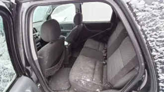 Ford Escape 2003 года, черный. VIN кузова: 1FMCU93163KA24592. На ходу, автоматическая коробка передач. Имеется коррозия кузова, трещины на лобовом стекле. Требуется ремонт ходовой части и замена рулевой рейки. Отсутствует правое переднее крыло. Двигатель требует ремонта. Правая передняя дверь под…