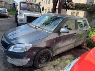 Skoda Fabia 2010 года, цвет темно-серый, VIN XW8EH45JXBK503716, госномер М484ТР29. Пробег 182 000 км. Имеются повреждения кузова.