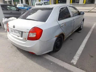 Geely GC6, 2014 года, 94 лс, 397464 км, легковой автомобиль, VIN X9W8624SGED000795, марка: Geely GC6, год изготовления: 2014, мощность двигателя, л. с. (кВт): 94, цвет: серебристый, вид собственности: индивидуальная, пробег 397464. На кузове невооруженным глазом видны следы коррозии.