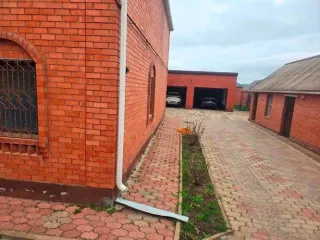 Дом 238,5 кв.м, гараж 66,8 кв.м и земельный участок 698 кв.м в Элисте. Земельный участок кадастровый номер 08:14:030209:135, площадью 698 кв.м, земли населенных пунктов, для индивидуального жилищного строительства, адрес Республика Калмыкия, г. Элиста, ул. Сяяхн Тенгр, д. 24. Вид права…