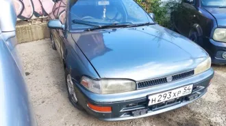 Тойота Sprinter, 1993 года выпуска, серого цвета, государственный номер Н293ХР54. VIN отсутствует, номер двигателя 5АВ421364, номер кузова АЕ1007034069. Вмятина на задней правой двери.