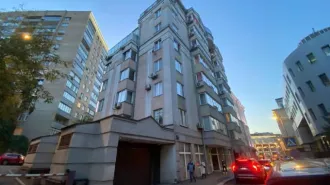 Квартира 195,6 кв.м. и мебель с техникой, Москва, улица Большая Якиманка, дом 17/2, строение 2, квартира 10, кадастровый номер 77:01:0002008:2246. Постер 55x45 (1 шт.); зеркало с 3-мя светильниками (1 шт.); раковина (1 шт.); унитаз (1 шт.); платяной шкаф без дверей 240x90x70 (2 шт.)…