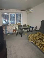 Квартира 45.4 кв.м в Саратове по адресу ул. Ипподромная, дом 8, кв. 102. Назначение: жилое. Кадастровый номер: 64:48:040440:1677. Находится в долевой собственности, размер доли: 1/5. Сделка подлежит регистрации у нотариуса.