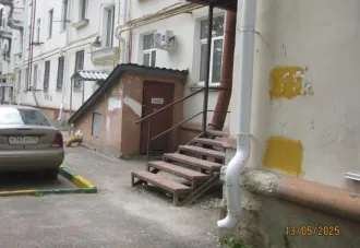 Нежилое помещение (Подвал №1) общей площадью 111,9 кв.м, кадастровый номер 52:18:0050240:41, расположенное по адресу: Нижегородская обл, г Нижний Новгород, Ленинский р-н, ул Космонавта Комарова, дом 4. Нежилое помещение расположено в подвале четырехэтажного жилого дома. Вход совместный.