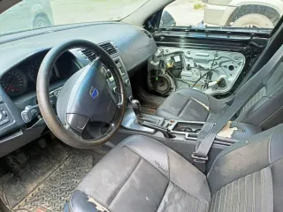 Volvo S40, 2007, черный, 141 734 км, 1 596 МТ (99,96 л.с.), бензин, передний, VIN YV1MS204282363187, седан, в нерабочем состоянии, разбито лобовое стекло, вмятины на правой стороне кузова и дверях, отломлено правое боковое зеркало, множественные повреждения кузова коррозией, багажник не…
