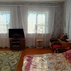 Квартира 61,6 м² в Кемеровской области, пгт Верх-Чебула, ул. 40 лет Победы, д. 1, кв. 1. Кадастровый номер: 42:16:0101002:2356. Земельный участок под домом предоставлен в аренду по договору №136. Финансовым управляющим получено согласие арендодателя, Комитета по управлению муниципальным имуществом…