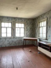 Жилой дом площадью 41.8 кв. м по адресу: Кемеровская область, г. Прокопьевск, ул. Демьяна Бедного, д. 9. Кадастровый номер: 42:32:0102005:12672. Земельный участок, на котором расположен дом, не входит в состав продажи и не принадлежит продавцу на праве собственности.