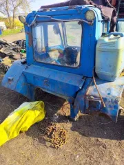 Трактор МТЗ-80Л 1992 года, синий. Госномер 1907 КА 45. Заводской номер 235017. Состояние: необходим ремонт двигателя, ТНВД, КПП, заднего моста. Имеются сколы, царапины и очаги сквозной коррозии. Возможны другие скрытые неисправности.