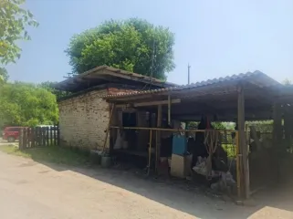 Земельный участок и нежилые помещения 233,2 кв.м Приморский край Земельный участок кадастровый номер 25:13:030209:1328 площадью 19822 кв.м категория земель: Земли населенных пунктов виды разрешенного использования: склады адрес местоположению: местоположение установлено относительно ориентира…