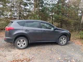 Toyota RAV4 2014 года, 146 лс, полный привод, АКПП. Номер двигателя 3ZR 6001150; VIN: JTMZDREV90J001677. Состояние кузова (внешний осмотр): вид спереди: бампер, решётка радиатора, капот, оптика — на общем ракурсе видимых повреждений не выявлено; на капоте и лобовом стекле — опавшая листва. Вид…