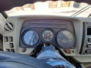 Автобус ПАЗ-320412-03 2011 года, VIN X1M3204CCB0000040. Цельнометаллический кузов, белый цвет. Дизельный двигатель объемом 4500 л, экологический класс 3. Разрешенная максимальная масса 11500 кг. На кузове присутствуют следы повреждения лакокрасочного покрытия и коррозии металла. В салоне следы…