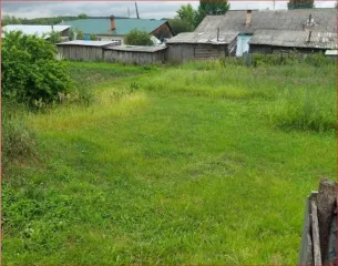 Доля в праве 1/5 на жилой дом площадью 39,4 кв.м, кадастровый номер 66:27:0901003:579, и земельный участок площадью 682 кв.м, кадастровый номер 66:27:0901003:83. Категория земель: земли населенных пунктов, вид разрешенного использования: для ведения личного подсобного хозяйства.