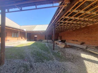 Жилой дом площадью 204,6 кв.м и земельный участок площадью 1000 кв.м, расположенные по адресу: Чеченская Республика, Курчалоевский район, город Курчалой, улица Базарная, дом 24. Кадастровый номер участка: 20:06:0301001:205, кадастровый номер дома: 20:06:0301001:671.