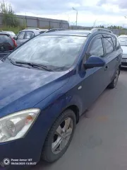 Kia Ceed 2009 года, 122 л.с., синий, 269435 км, имеются повреждения. Автомобиль марка Kia, модель Cee'd, VIN XWEFF522290005047, двигатель № C4FC9Z090006, год выпуска 2009. На лобовом стекле трещина, одна задняя дверь не открывается, на кузове есть вмятины, сзади стучит подвеска. Автомобиль в залоге…
