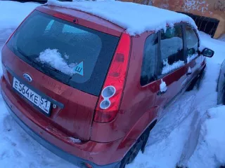 Автомобиль "Форд Фиеста" («FORD FIESTA»), красного цвета, 2007 года выпуска. Государственный регистрационный знак  Е 564 КЕ 51, с ключом и брелоком дистанционного управления.  VIN: WF0HXXGAJH7Y10807. Автомобиль "Форд Фиеста" («FORD FIESTA»), красного цвета, 2007 года выпуска. Государственный…