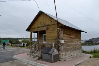 Административное здание, кад.№ 51:01:0101002:104, S=372,2 кв.м.; Склад - часть здания, кад.№ 51:01:0101002:123, S=427,7 кв.м.; здание гаража, кад.№ 51:01:0101002:89, S=1798,7 кв.м.; Земельный участок, кад.№ 51:01:0101002:6, S=4725 +/- 24,06 кв.м.; Беседка-гриль; Сторожка из бруса; Видеорегистратор…