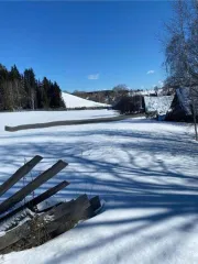 Доля дома 60,2 м² и участка 5000 м² в Удмуртии. 9/20 доли жилого дома и 9/20 доли земельного участка. Жилой дом, назначение: жилое, 2 этажа, общая площадь 60,2 кв. м., адрес: Удмуртская Республика, Шарканский район, д. Ляльшур, ул. Заречная, д. 6. Кадастровый номер дома: 18:22:057001:661. Земельный…