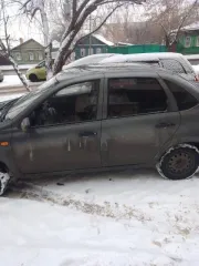 Автомобиль Lada Granta 2013 года, серебристо-серый цвет. Пробег 196 183 км. Двигатель бензиновый, объем 1.6 л (1596 куб. см), мощность 81.6 л.с. VIN: ХТА219060DY057940. Экологический класс 4. Автомобиль на ходу. Состояние: есть небольшая ржавчина по кузову, трещина на заднем бампере. Повышенный…