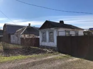 Жилой дом, назначение: жилой дом, площадь: общая 69.8 кв.м, в т.ч. жилая 37,4 кв.м, этажность 1, кадастровый (или условный) номер 61:53:0000015:379, находящийся по адресу: Ростовская обл., Красносулинский р-н, г. Красный Сулин, ул. Новоселовская, д. 35. Земельный участок, категория земель: земли…