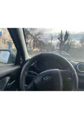 Lada Granta 2017, 87 лс, 160000 км. Транспортное средство LADA GRANTA, 2017, (VIN) XTA219110JY272101. Тех. описание: имеется вмятина на кузове со стороны водительской двери, автомобиль не заводится, скорее всего дело в стартере, дверные карты под замену, отсутствуют колонки и магнитола. Регион…