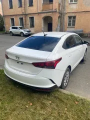 Hyundai Solaris 2021 года, 100 лс, 166492 км. Автомобиль находится в залоге у банка АО "Кредит Европа Банк". Состояние: повреждения переднего бампера (трещины и мелкие сколы); установлена зимняя резина; замене подлежат все расходники: фильтра, масла, задние стойки, тормозные диски, тормозные…